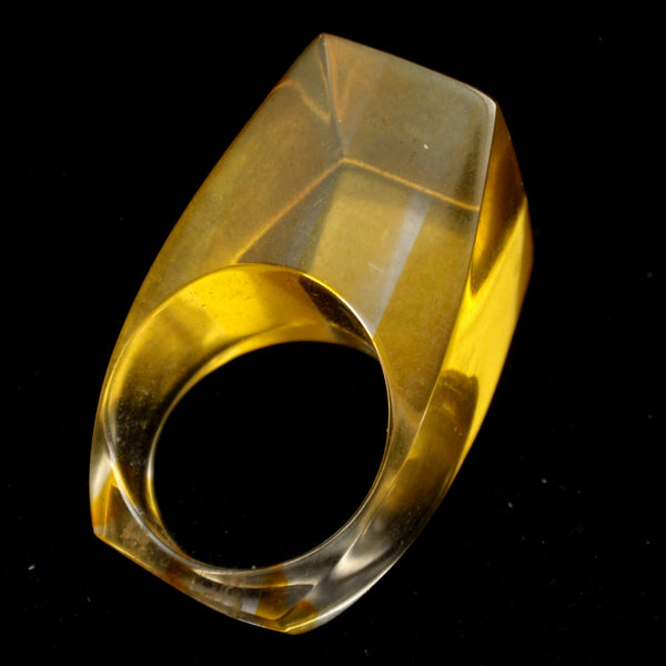 1970s Novelty Plastic Ring – World of Eccentricity & Charm